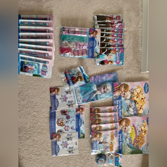 Frozen Party Supplies - Picture 1 of 3